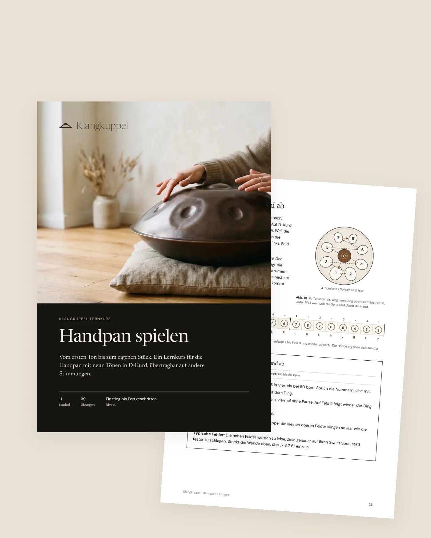 Handpan auf einem Holzständer neben ihrer Transporttasche und einem Reinigungstuch