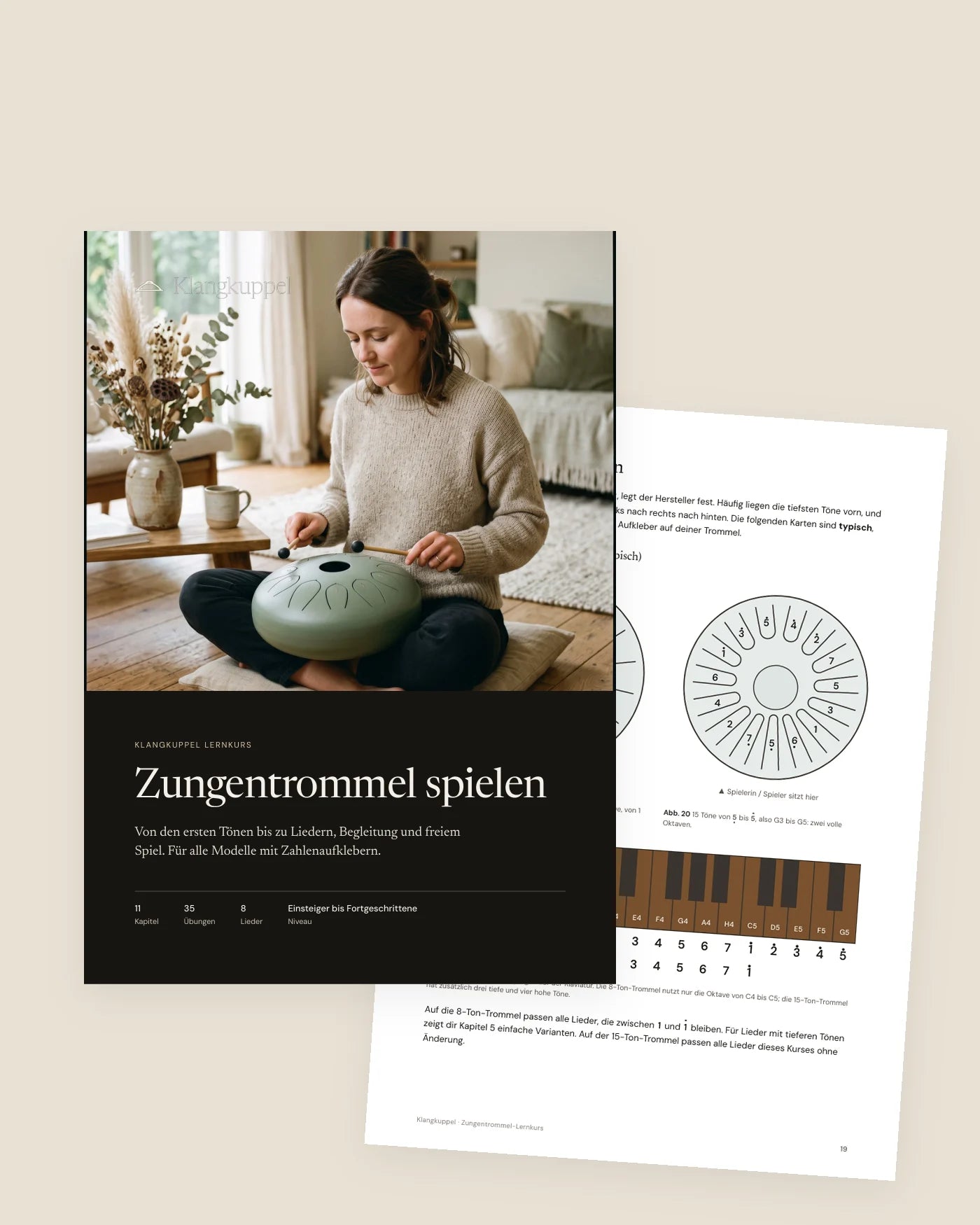 Handpan auf einem Holzständer neben ihrer Transporttasche und einem Reinigungstuch